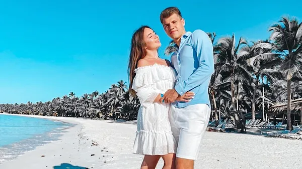 Оранжевое бикини на загорелом теле избранницы Сарапия – просто "пожар"