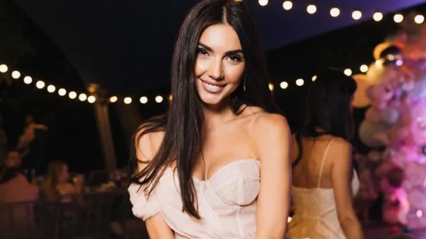 Вродлива кохана екс-футболіста збірної України виставила на показ красу в Будапешті – він оцінив