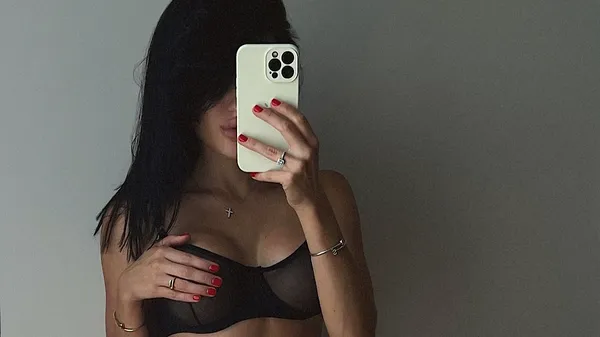 Любка Третьякова зібрала на собі купу поглядів у червоному бікіні – Попов "ігнорує" її вигини