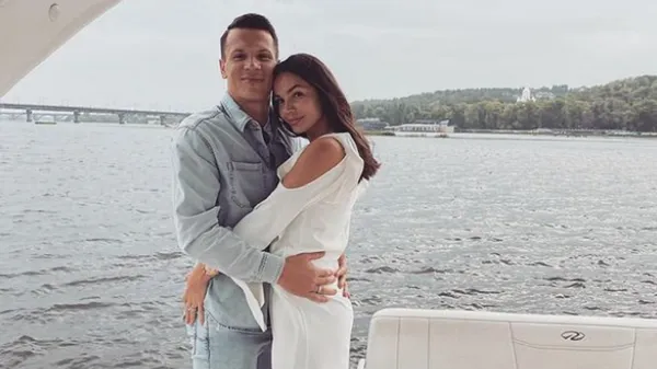 Жена Коноплянки продемонстрировала великолепное чувство стиля – футболист наслаждается шопингом