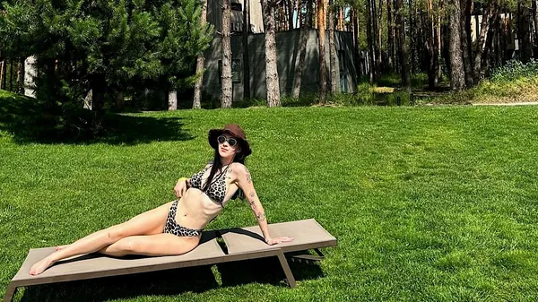 Обраниця Микитишина пікантно розляглася на камінні – вона повторила за крабами 😄