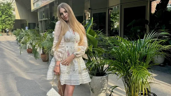 Жена Забарного двигает задом на камеру – выкрутасы в горячем купальнике