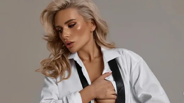 Ефектна дівчина зірки Динамо засвітила бюст та ідеальні ніжки у привабливому образі – фото