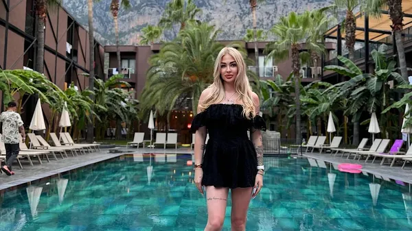 Кохана хавбека Чорноморця влаштувала справжній спам в мережі – розкута білявка кайфує в Стамбулі