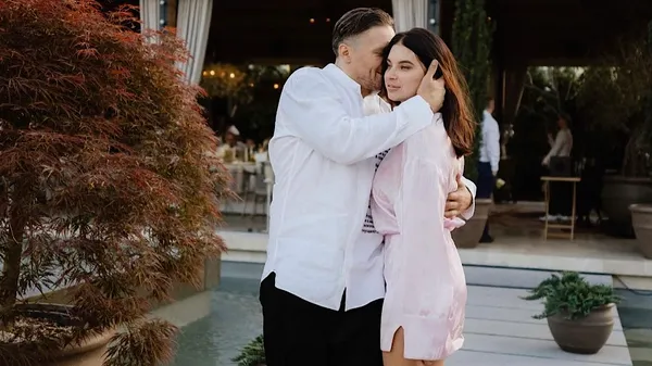 Счастливый Усик со второй половинкой в аэропорту – влюбленные наконец-то возвращаются в Украину