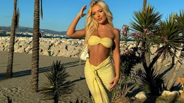 Сексуальна фанатка МЮ похизувалася розкішним тілом у мережевому наряді – феєрверк спокуси