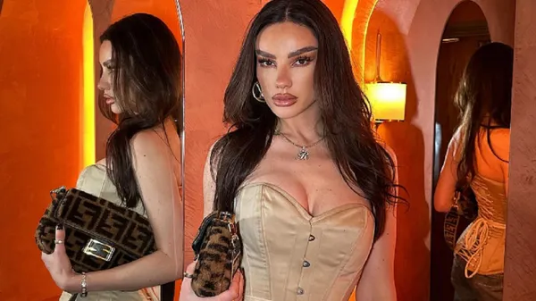 Сексапільна екс-пасія партнера Миколенка засвітила соски на вечірці – дуже спекотний контент