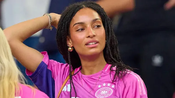 Зірка Євро, якого хочуть всі гранди, зустрічається з гарячою брюнеткою – вибухова пара