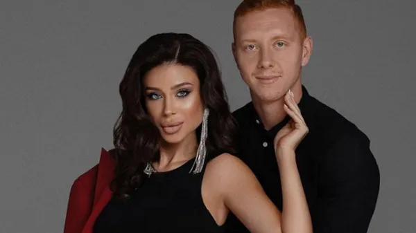 Розкішна дружина Коноплі приголомшила завидною фігурою у елегантній сукні – насолода для очей