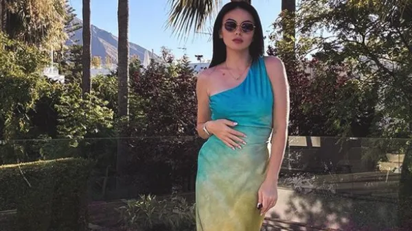 Витончена дружина Луніна захоплює весь світ ефектним образом – спокушає завидною фігурою