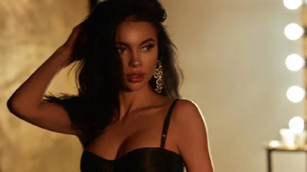 Розкішна екс-кохана Кравця сколихнула мережу оголеними ніжками у запаморочливій сукні – фото