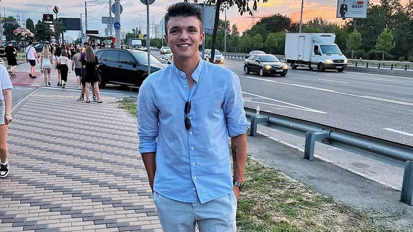 Хавбек Костишин приспустив шорти і спокушає торсом – його день вдома