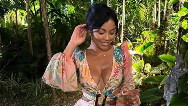 Найгарячіша гольфістка показала, як пітніє біля басейну – провокує напівоголена