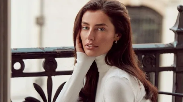 Спокуслива кохана зірки Формули-1 оголила привабливе декольте в елегантній сукні – ефектно