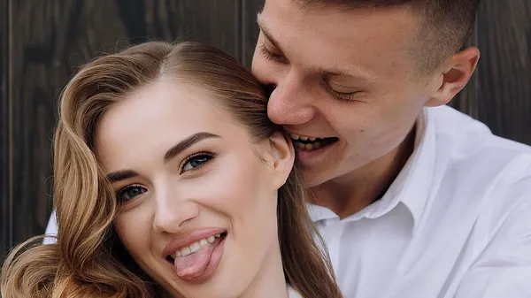 Защитник Руха не смог сдержать эмоций от вида своей избранницы – сексуальная и опасная