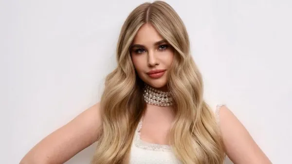 Любка Забарного похизувалася новим манікюром – для неї український сервіс найкращий