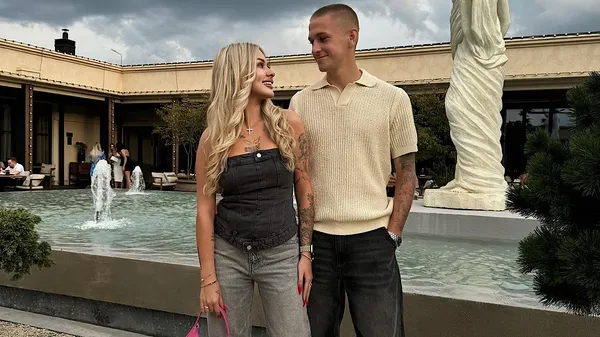 Друга половинка новачка ЮКСИ в надзвичайно екстравагантному образі – довжина її нігтів вражає