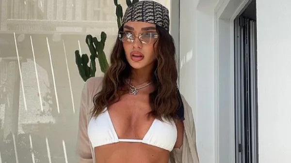 Розкута екс-пасія партнера Миколенка епатажно вигинається на перилах у сексі-бікіні – сліпить очі