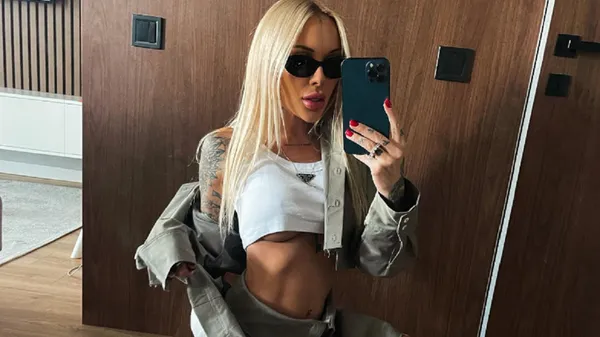 Соблазнительная Морозюк вызывающе обнажила пышную грудь в домашнем наряде – вдребезги крушит воображение фанов