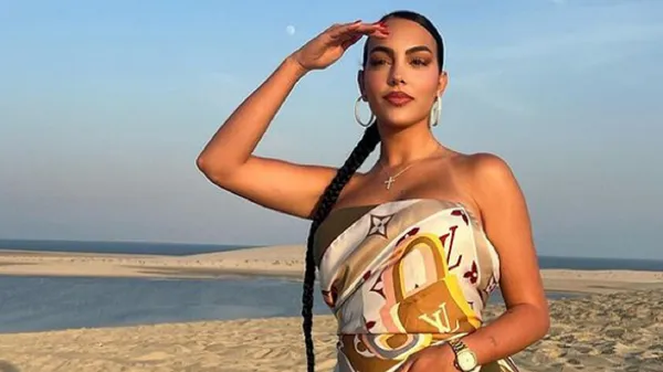 Неймовірна Джорджина розбурхала мережу розкутою сукнею без бюстгальтера – фото апетитних форм