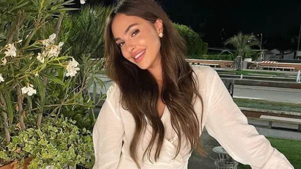 Шикарна дівчина Шапаренка похвалися своєю фігурою у стильній сукні – отримала компліменти