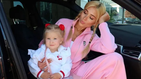 Донька вся в маму: дружина футболіста Коноплі показала чарівне селфі – губки бантиком