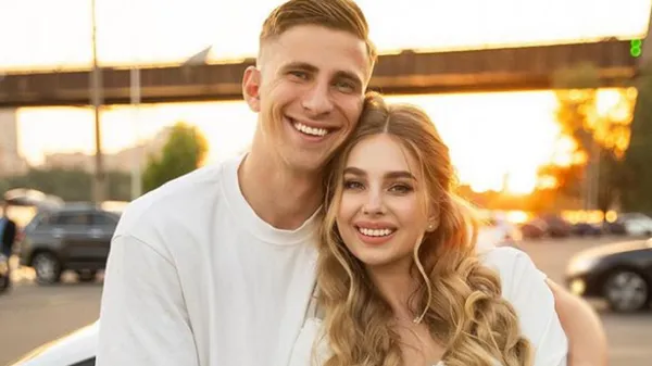 Вродлива кохана Забарного підкорює серця у розкішній сукні – фани прозвали її "богиня краси"