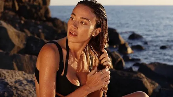 Гаряча кохана невдахи київського фіналу ЛЧ захоплює своєю красою та формами – зваблює у морі