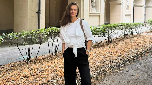 Избранница Брагару лакомится французскими круассанами – она прилетела для поддержки