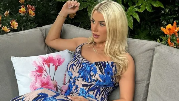 Скандальная футболистка из OnlyFans остановила пульс фанов, засветившись почти голышом – горячо