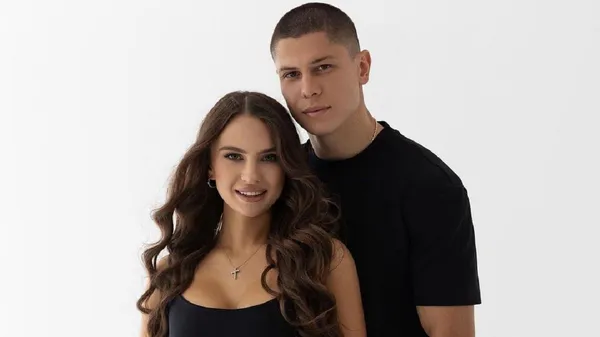 Дружина Попова похвалилася відвертими фотосесіями, поки футболіст за кордоном з Динамо