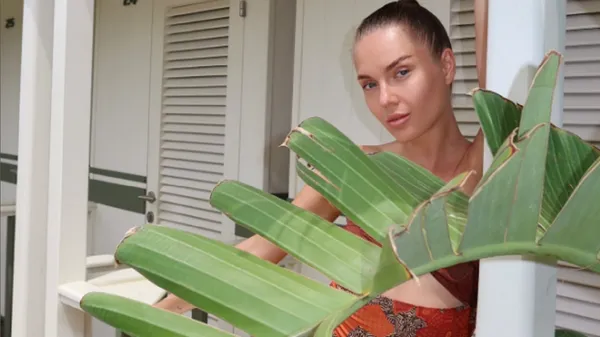 Приваблива партнерка Коваленка дурманить вигинами у сексі-наряді – Яремчук в захваті