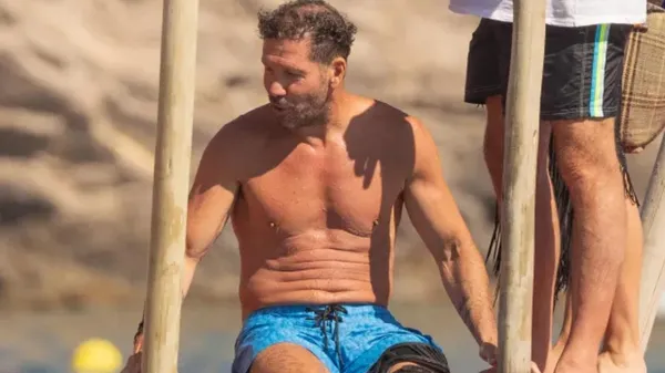 Симеоне на Ибице развлекает значительно младшая дама в крошечном бикини: сложная операция не помешала