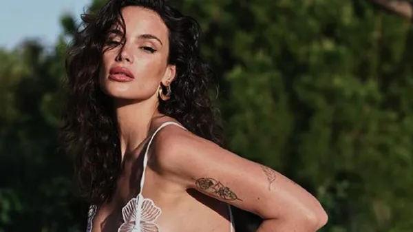 Запальна дочка легенди Челсі балансує на межі фолу пікантними фото без бюстгальтера – провокує