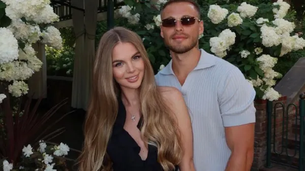 Півзахисник Динамо гламурно попозував біля ефектною білявки – Зінченко не пройшла повз