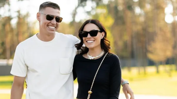 Футболіст Шахтаря Матвієнко і його дружина – погляди, повні кохання, як у перший день