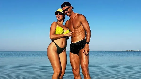 Соблазнительная Джорджина в трусиках и мокрой майке – Криштиану нравятся ее аппетитные формы