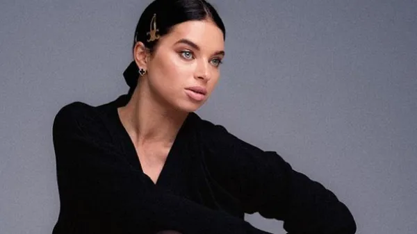 Жена легендарного боксера Усика похвасталась роскошными формами в опасном мини – фото