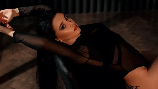 Обраниця Микитишина вражає своїми формами на фоні яскравих краєвидів – Хорватія біля її ніг