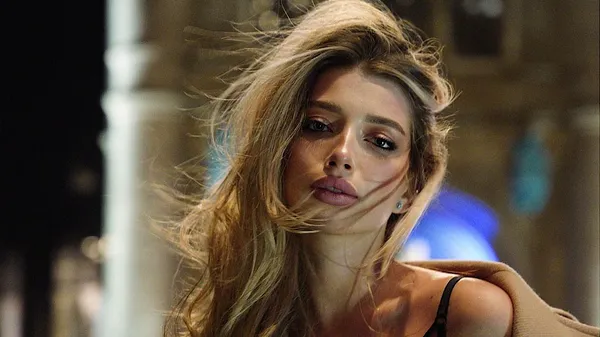 Друга половинка Ярмолюка спокушає засмаглими стегнами і не тільки – колір її бікіні засліплює