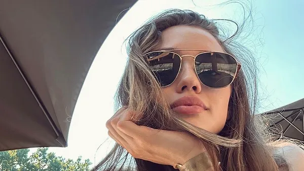 Жена голкипера Кривбасса дарит свою улыбку всем прохожим – она всегда в настроении