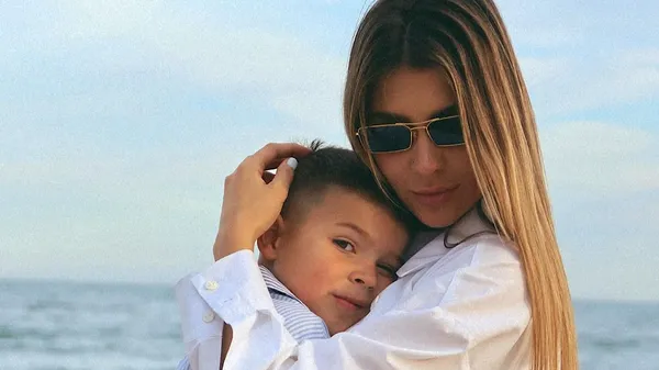 Яремчук проиграла бой: сын форварда сбросил горячую маму в воду – ему это далось легко