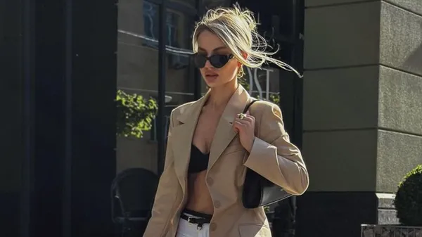 Чарівна кохана Бабенка підкорює відпочинок звабливим бюстом