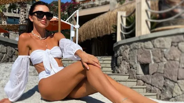 Зваблива дружина екс-футболіста збірної України засмагає під палючим сонцем у бікіні – вогняні фото