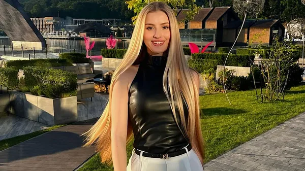 Тендітна ведуча Руху дражнить через світлини – кайфує під сонцем, тоді як львів'яни плідно працюють