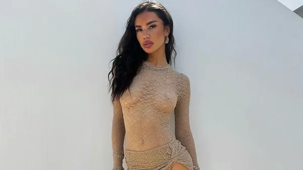 Очаровательная экс-девушка Деле Али перехватывает дыхание откровенным образом –грудь едва прикрыта