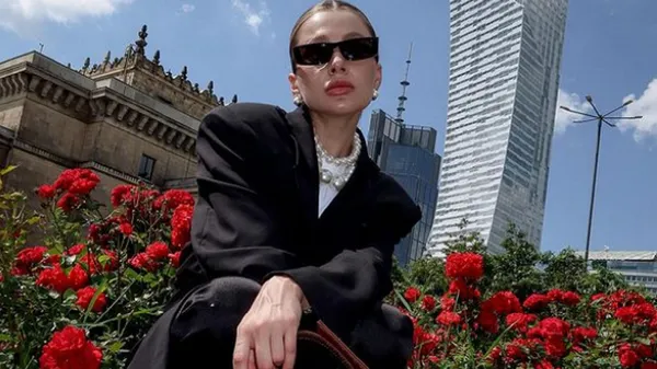 Стильна партнерка гравця Динамо підкоряє корт у небезпечному міні та підборах – знову епатує