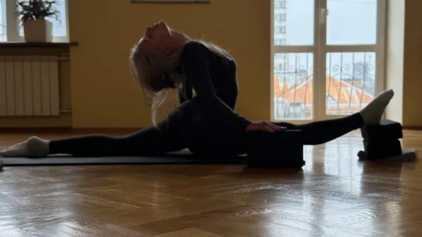 Дівчина гравця Динамо отримала дозвіл на життя в Європі як біженка – на відпочинку її знімає інший