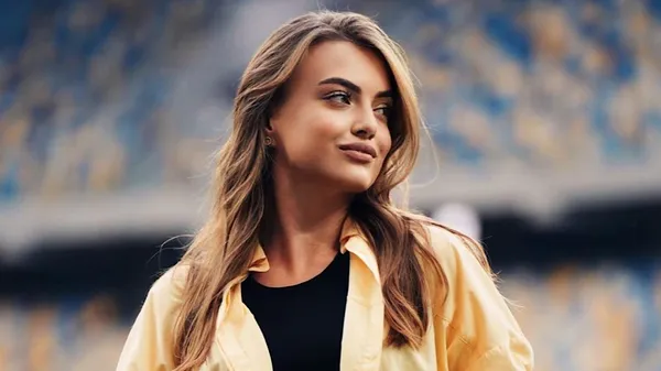 Яркая журналистка Руха чилит от команды с коктейлем – знакомимся