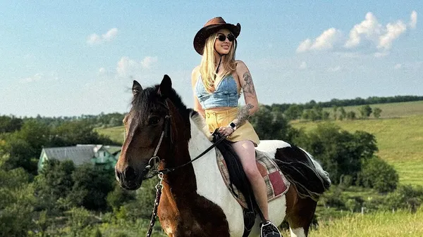 Екстравагантна білявка мріяла про борщ і сало: шлях її коханого від Чорноморця до першої ліги